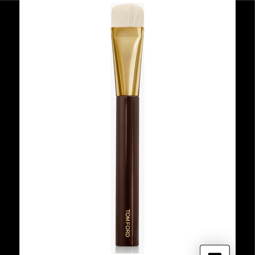 TOM Ford 04 illuminate shade highlighting and blending make up brush